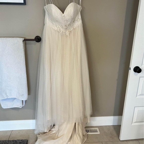 Ella Rosa wedding dress - Picture 4 of 9